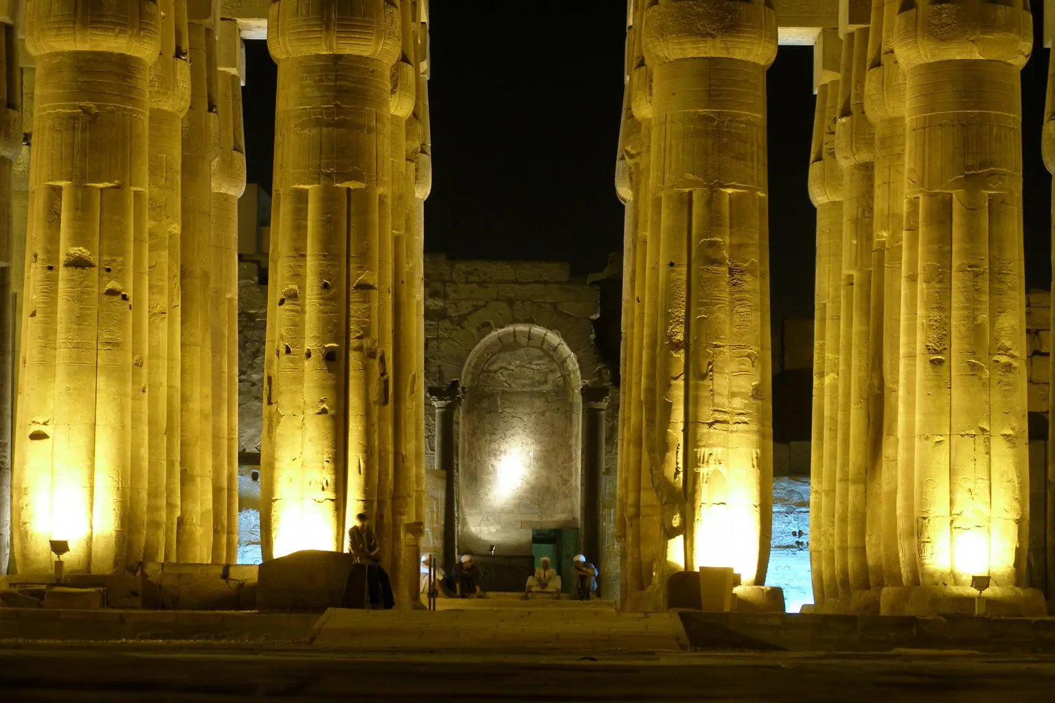 Luxor_Temple_at_night_Sanctuary_Luxor_Egypt-1536×1024