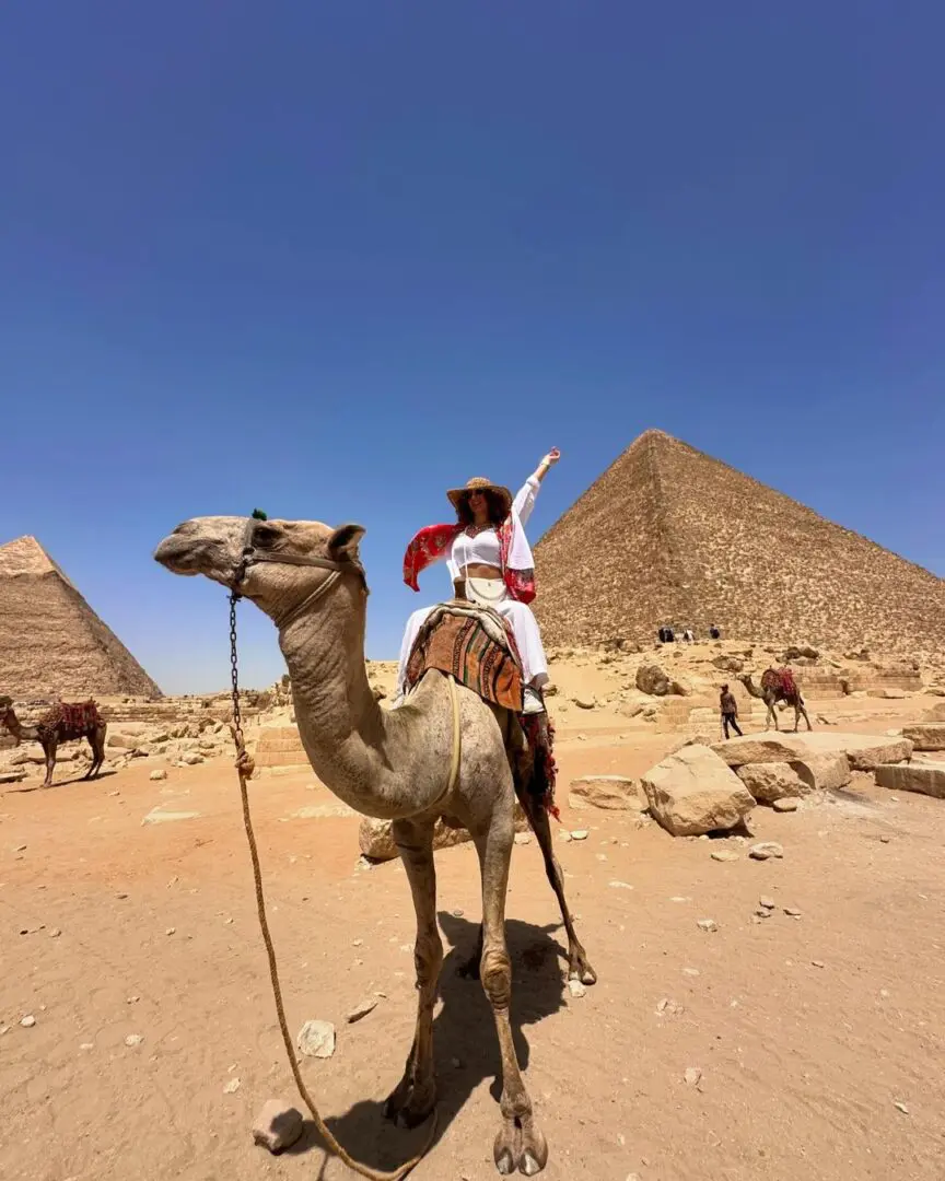 Tatatataaam Giza’dan çılgın birkaç poz! #egypt #gizapyramids #travel #pyramids (3)